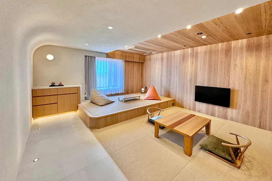 A modern Japanese-style room with a view of Mt. Ikoma Manyo